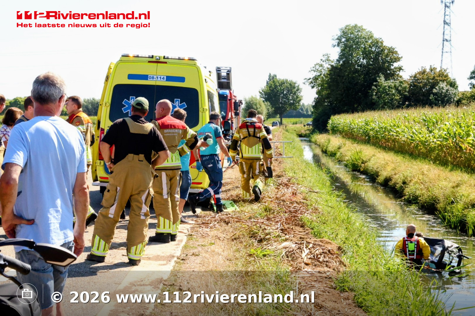 Persoon met bakfiets en hulphond belandt in sloot