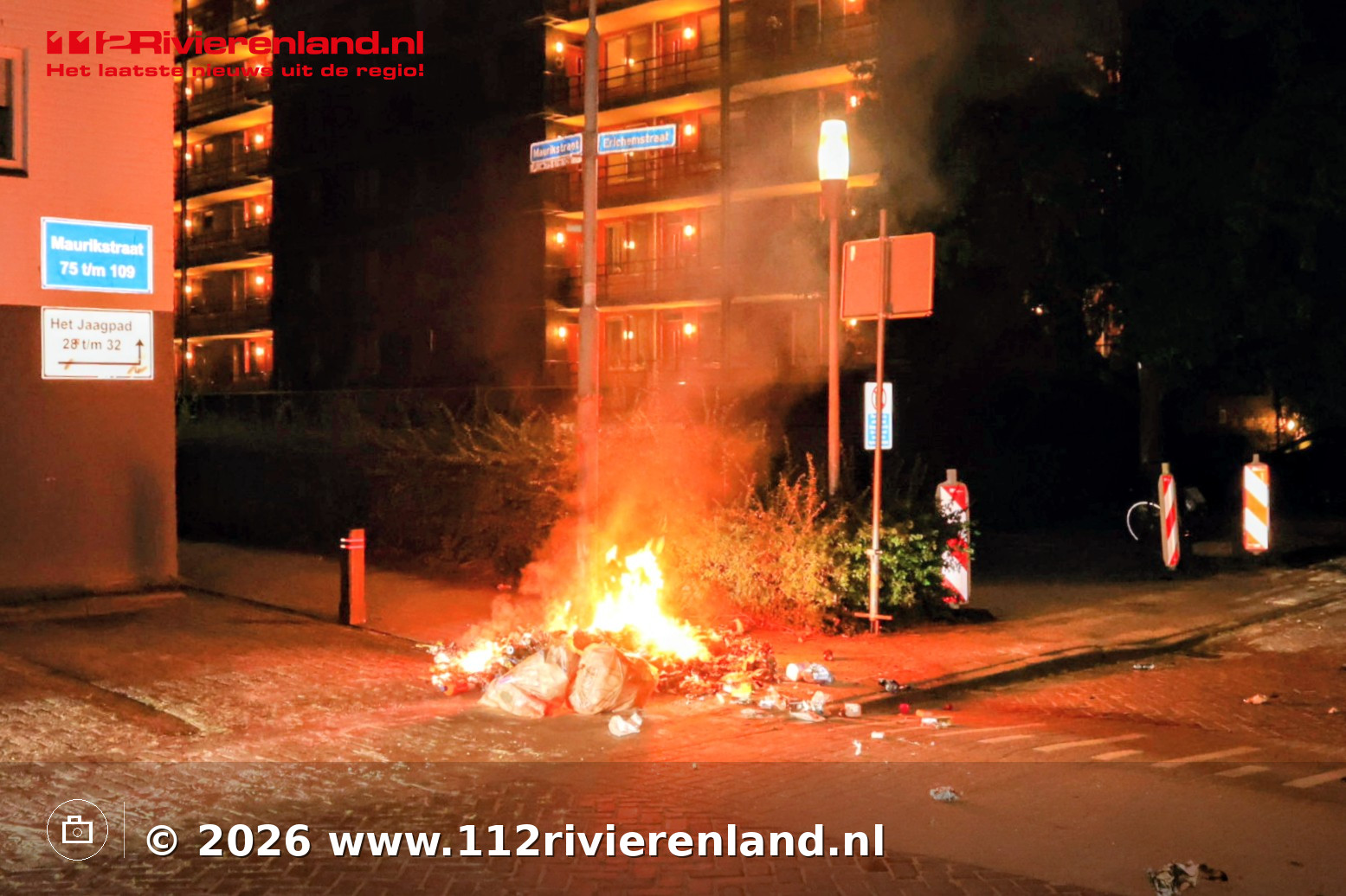 Afval tegen lantaarnpaal in brand aan Maurikstraat