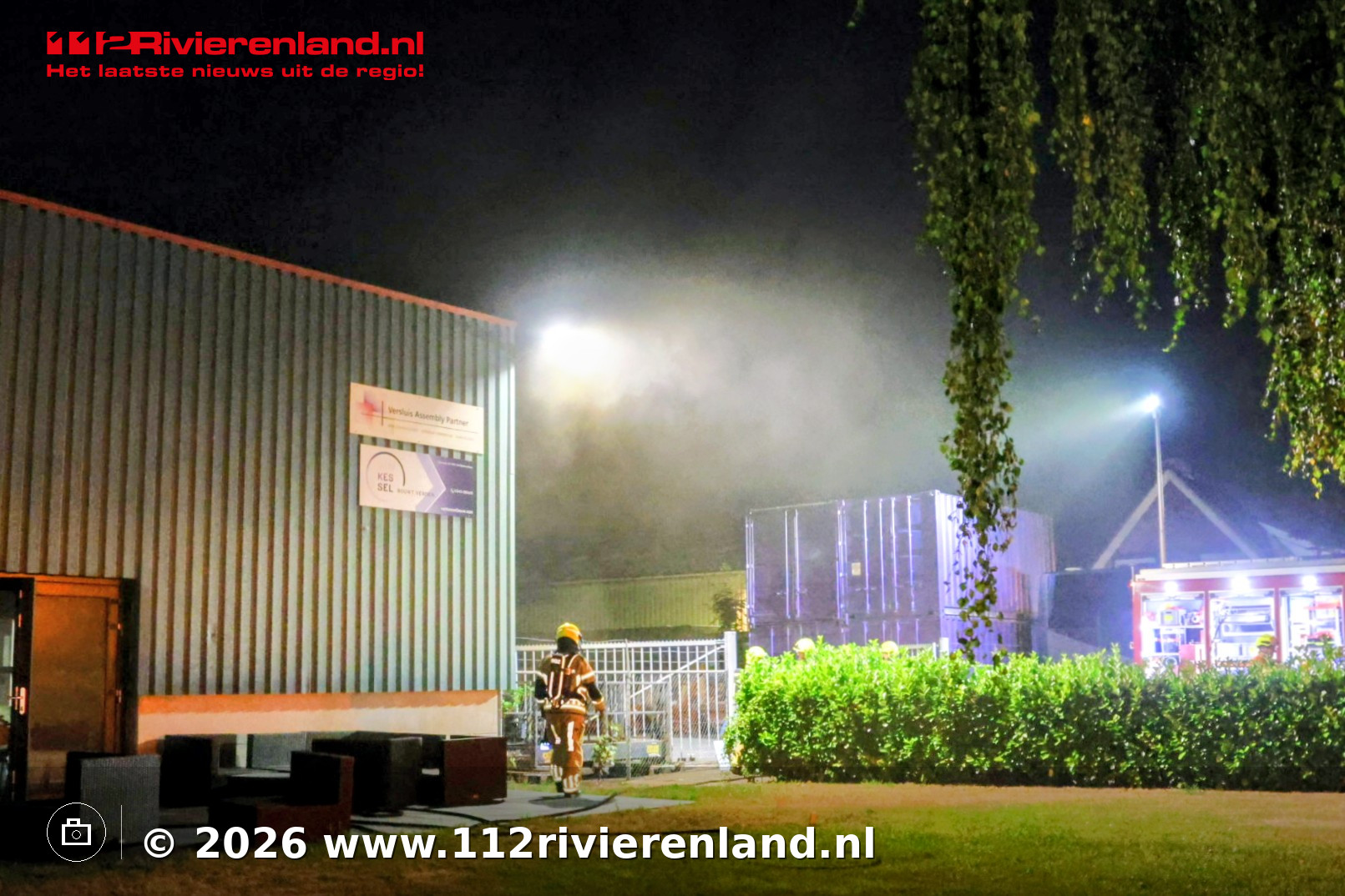 Rookontwikkeling in hal van bouwbedrijf