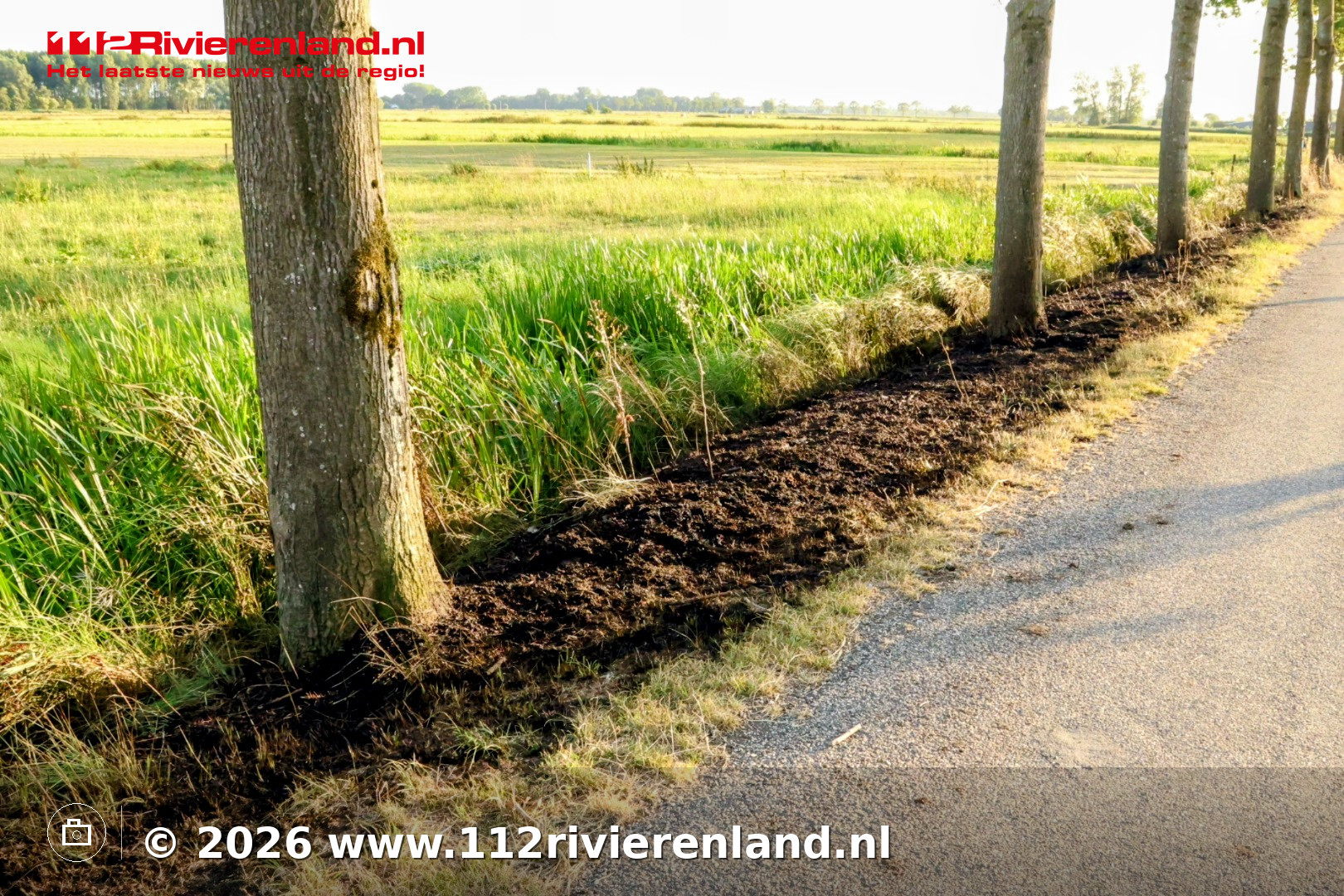 Brandweer blust twee bermbranden aan De Steeg