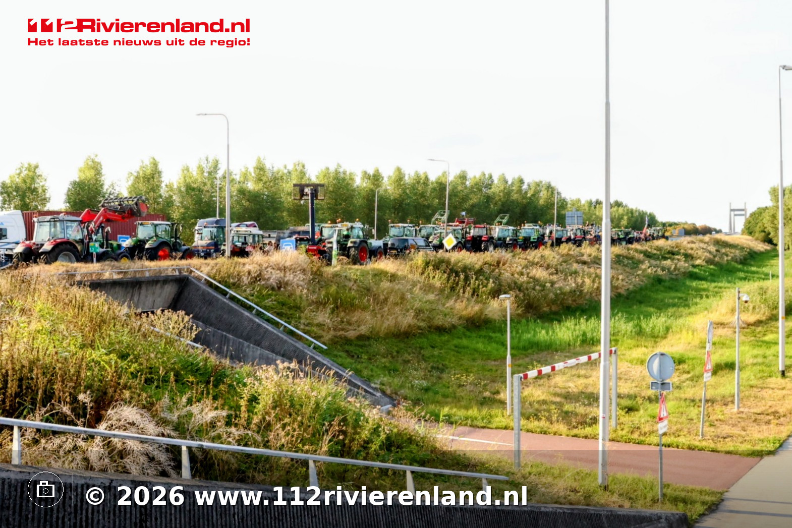 Tractoren blokkeren brug tijdens protest tegen stikstofbeleid