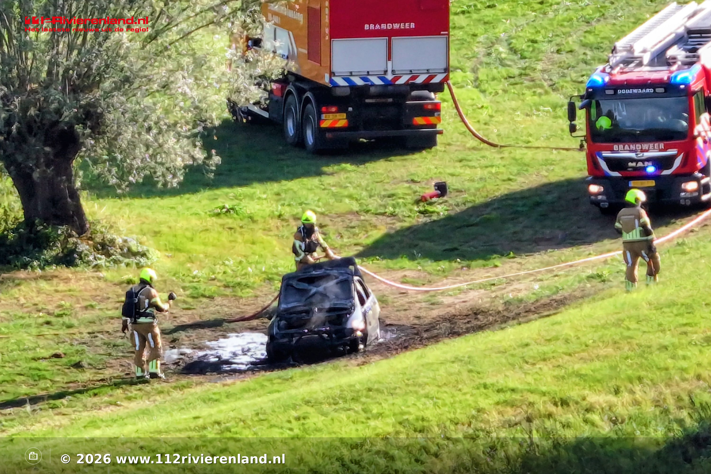 Personenauto volledig uitgebrand op Waalbandijk