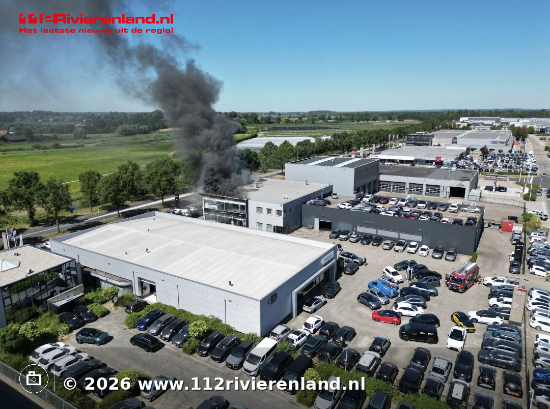 Zeer grote brand op dak van autoshowroom
