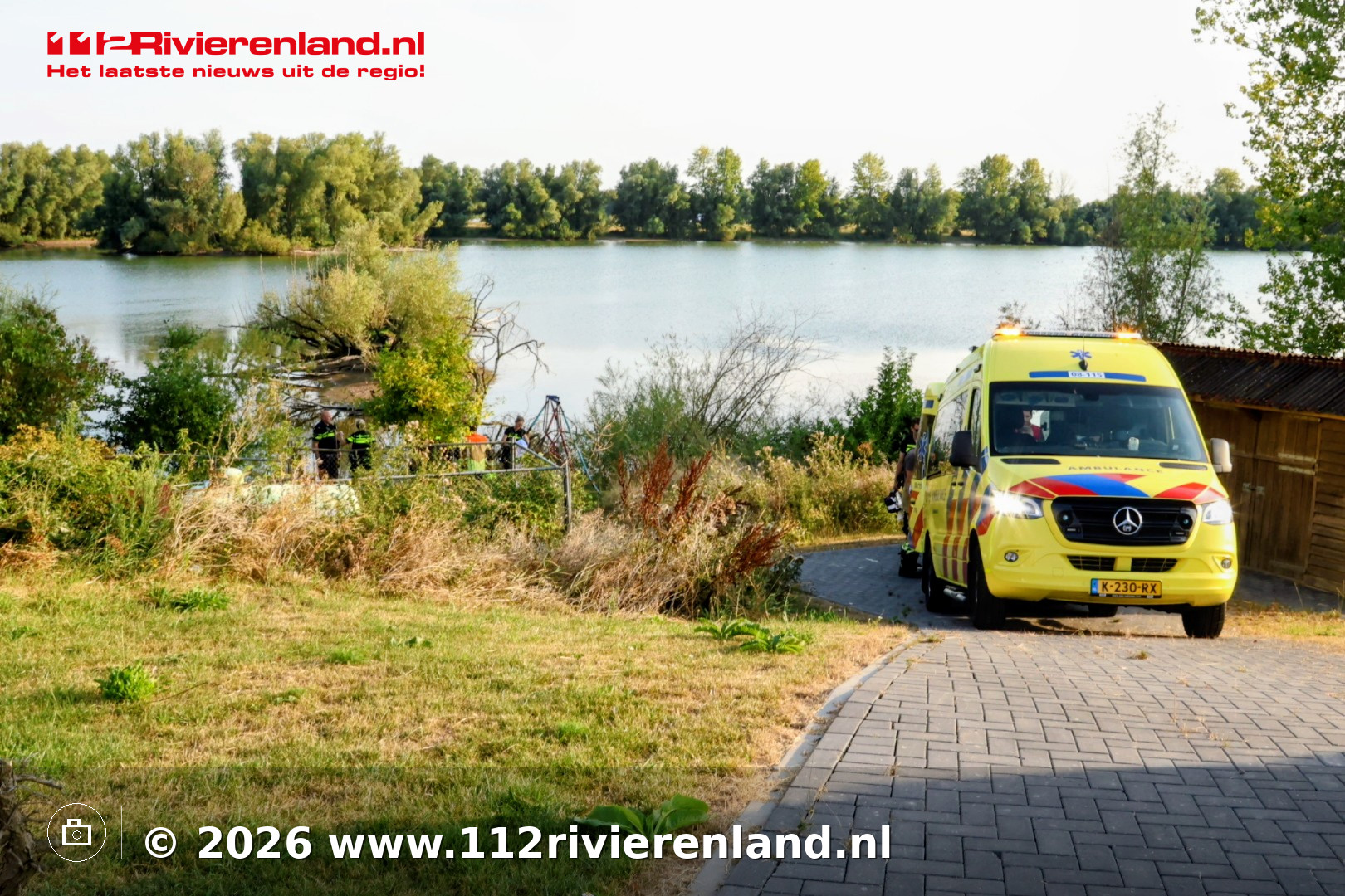 Persoon tussen takken langs waterkant aangetroffen