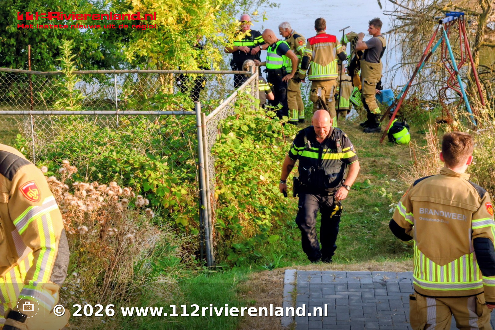 Persoon tussen takken langs waterkant aangetroffen
