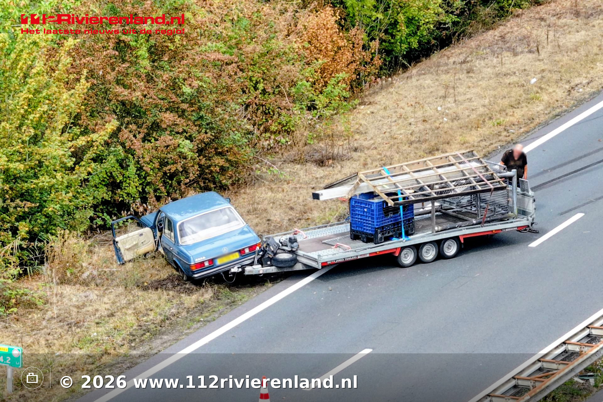 Auto met aanhanger raakt van de weg op Prins Willem-Alexanderweg