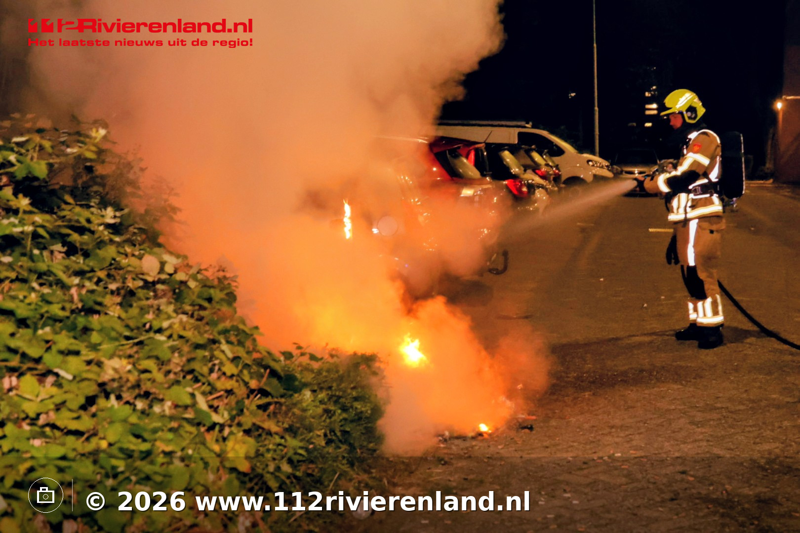 Afval tegen lantaarnpaal in brand aan Neerijnenlaan