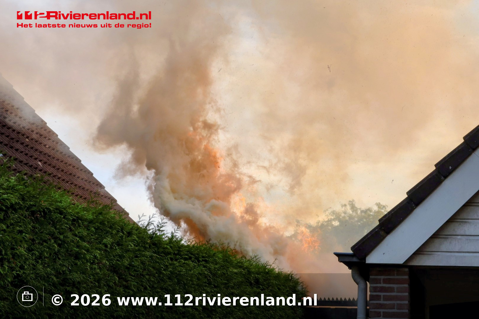 Coniferenhagen vatten vlam tussen woningen
