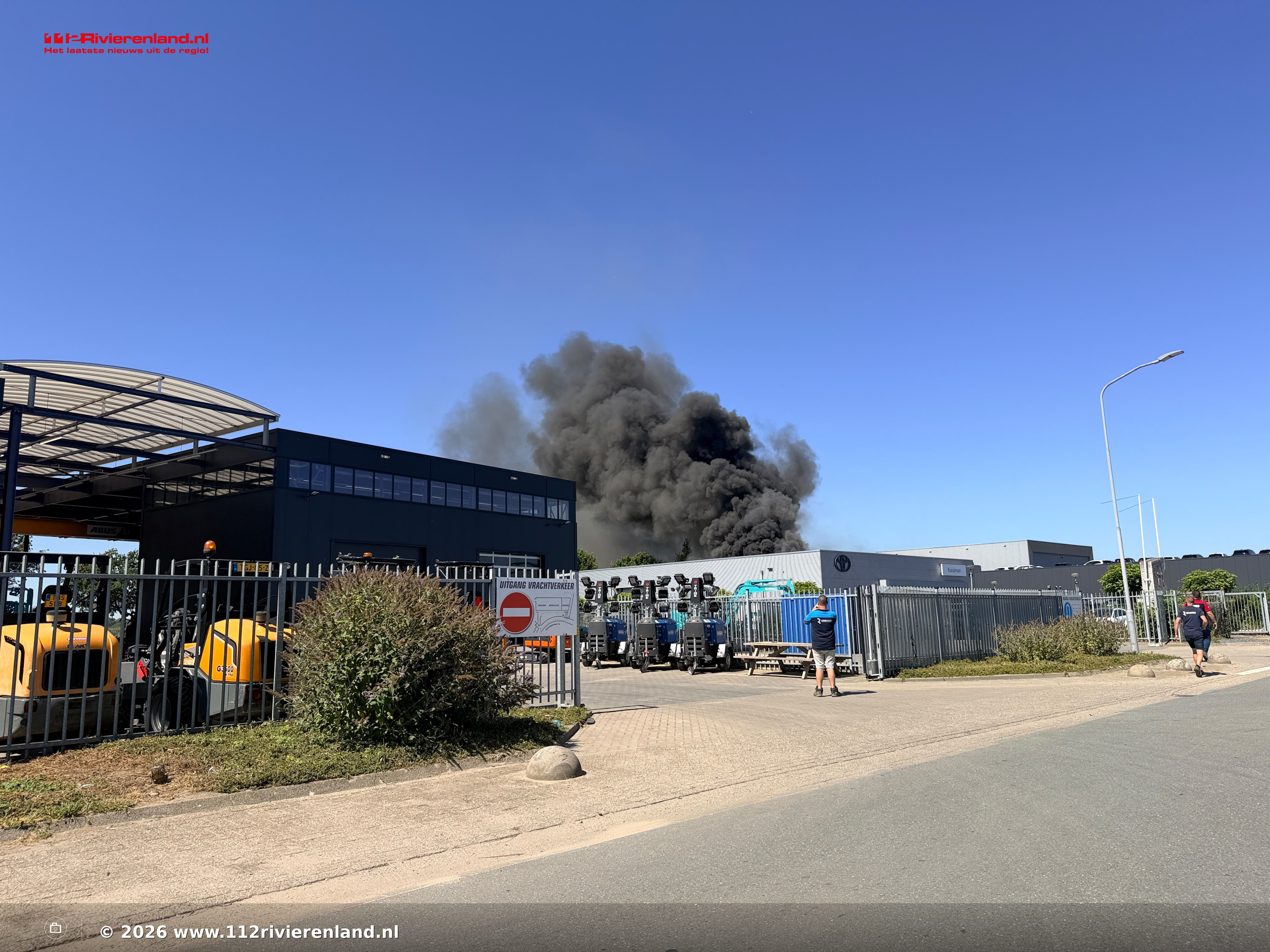 Zeer grote brand op dak van autoshowroom