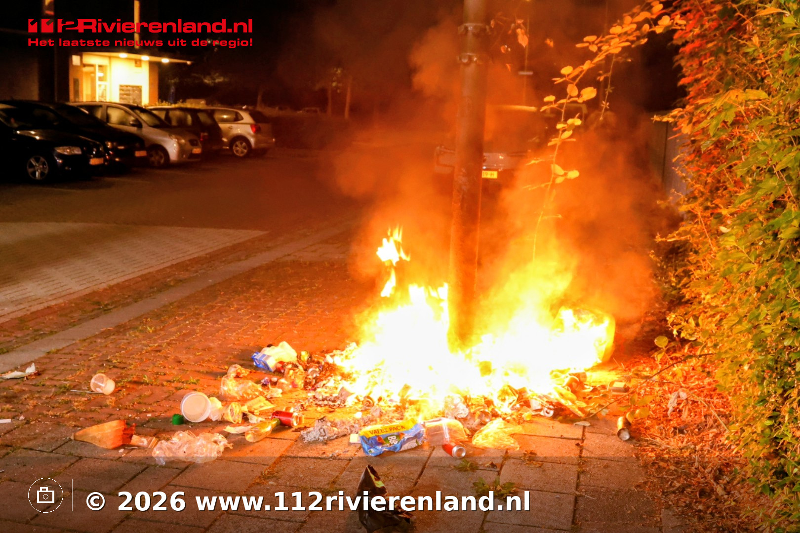 Twee afvalbrandjes bij lantaarnpalen aan Avezaathstraat