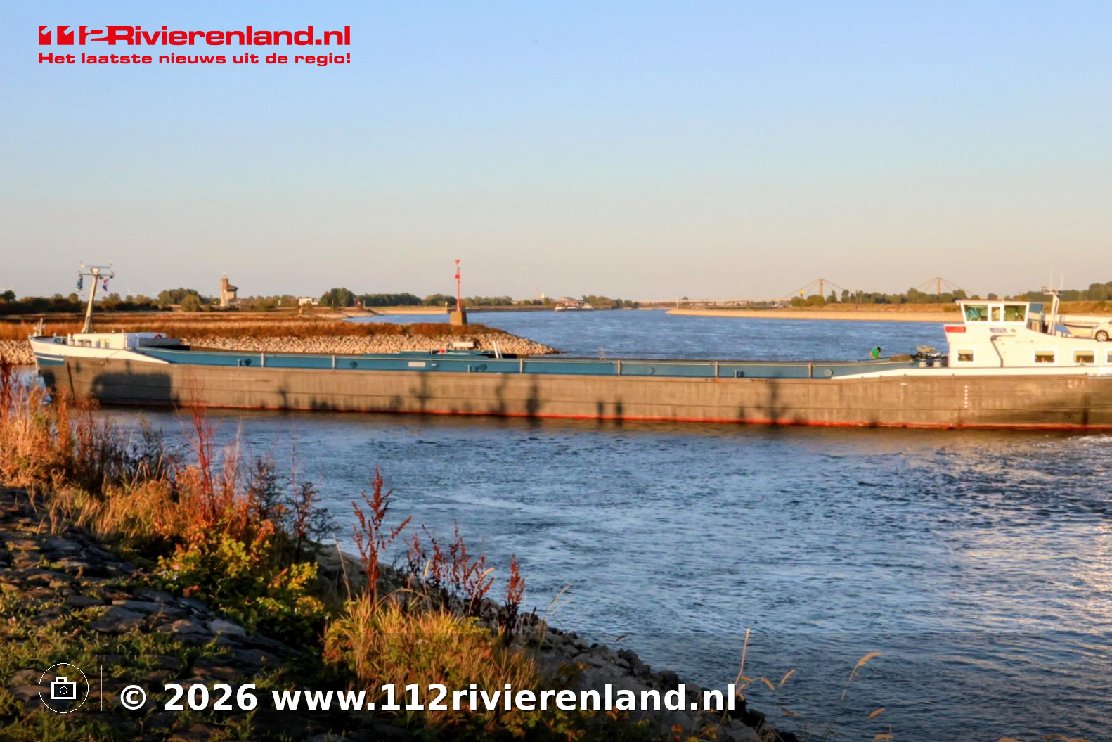 Binnenvaartschip loopt vast bij ingang haven