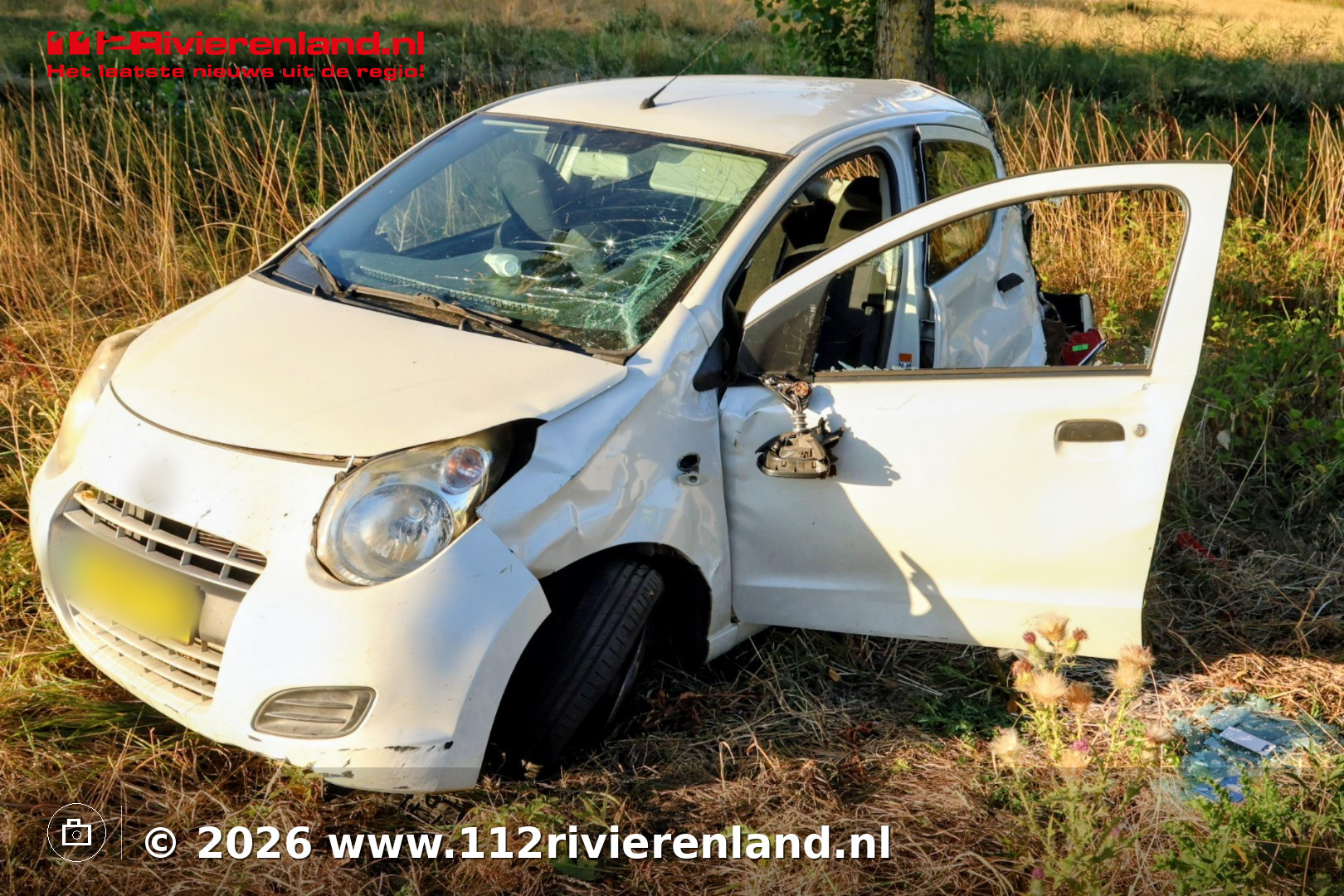 Auto meerdere keren over de kop op verbindingsboog A15