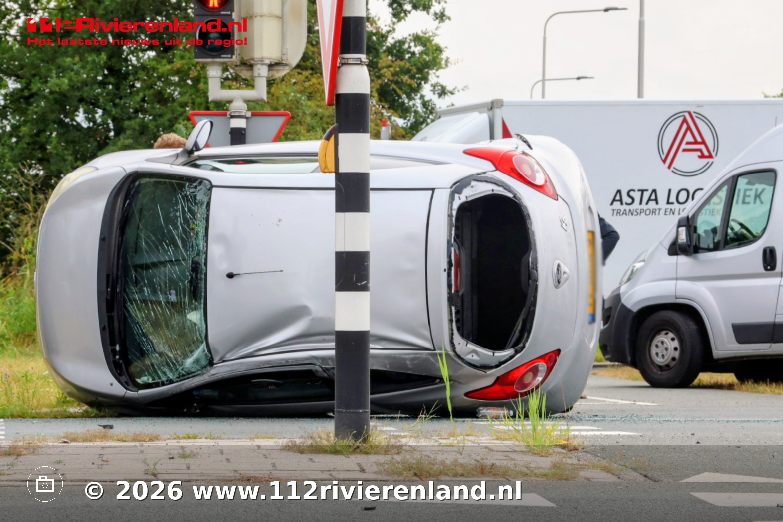 Auto belandt op zijkant na botsing op N320