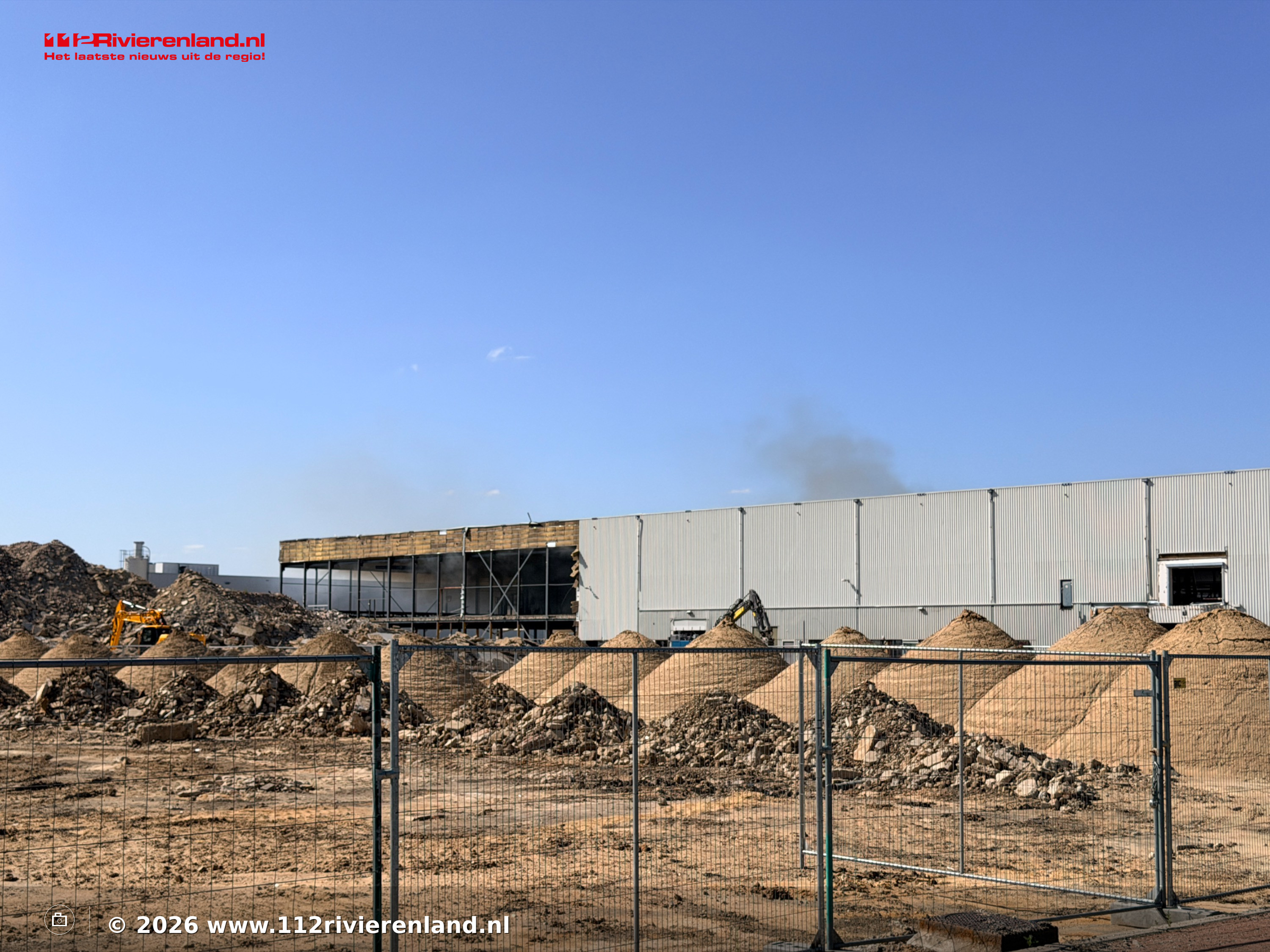 Afvalbrand in deels gesloopt industriepand