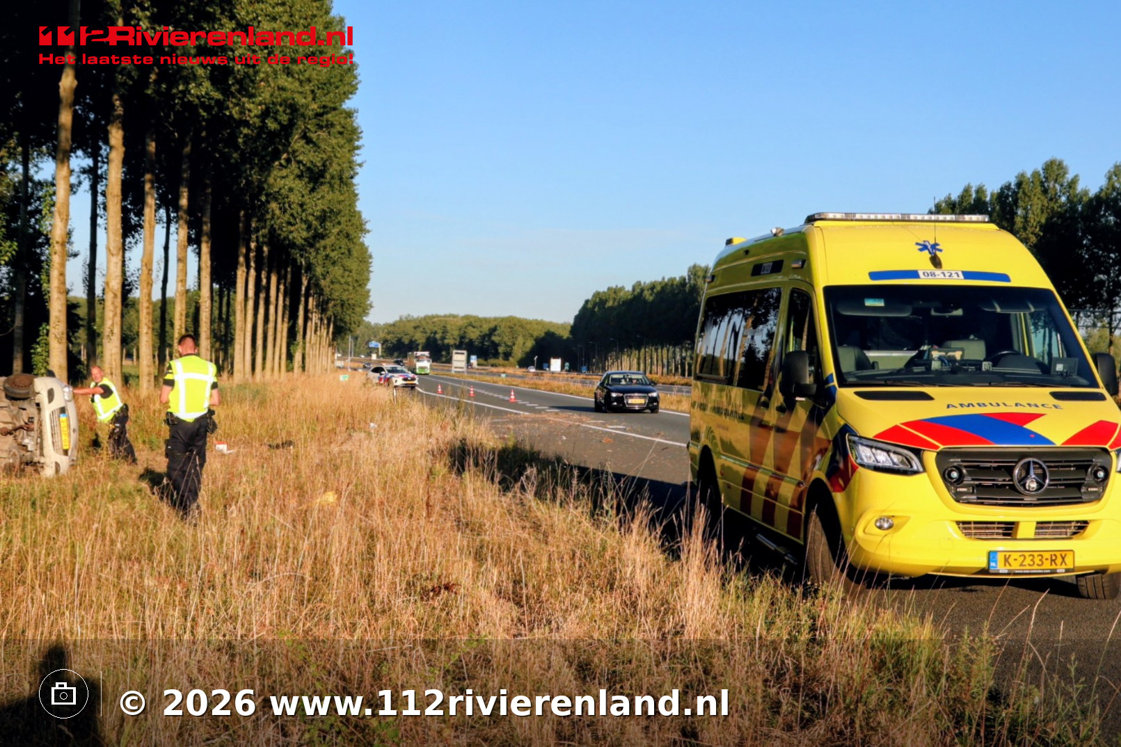 Auto meerdere keren over de kop op verbindingsboog A15