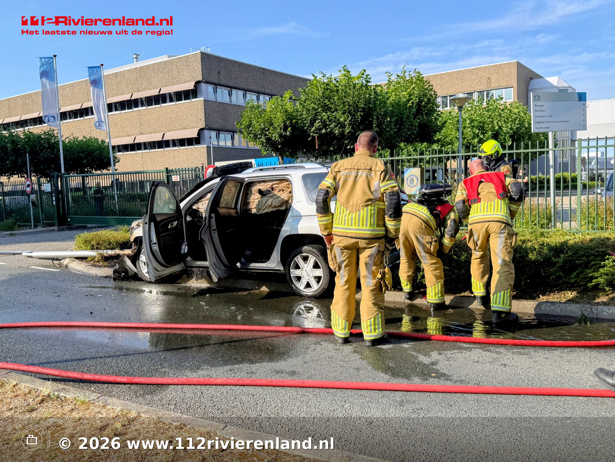 Bestuurder gewond nadat auto tegen lantaarnpaal botst en in brand vliegt