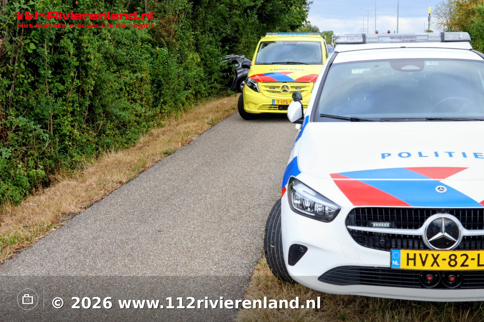Auto belandt in bosjes langs N834