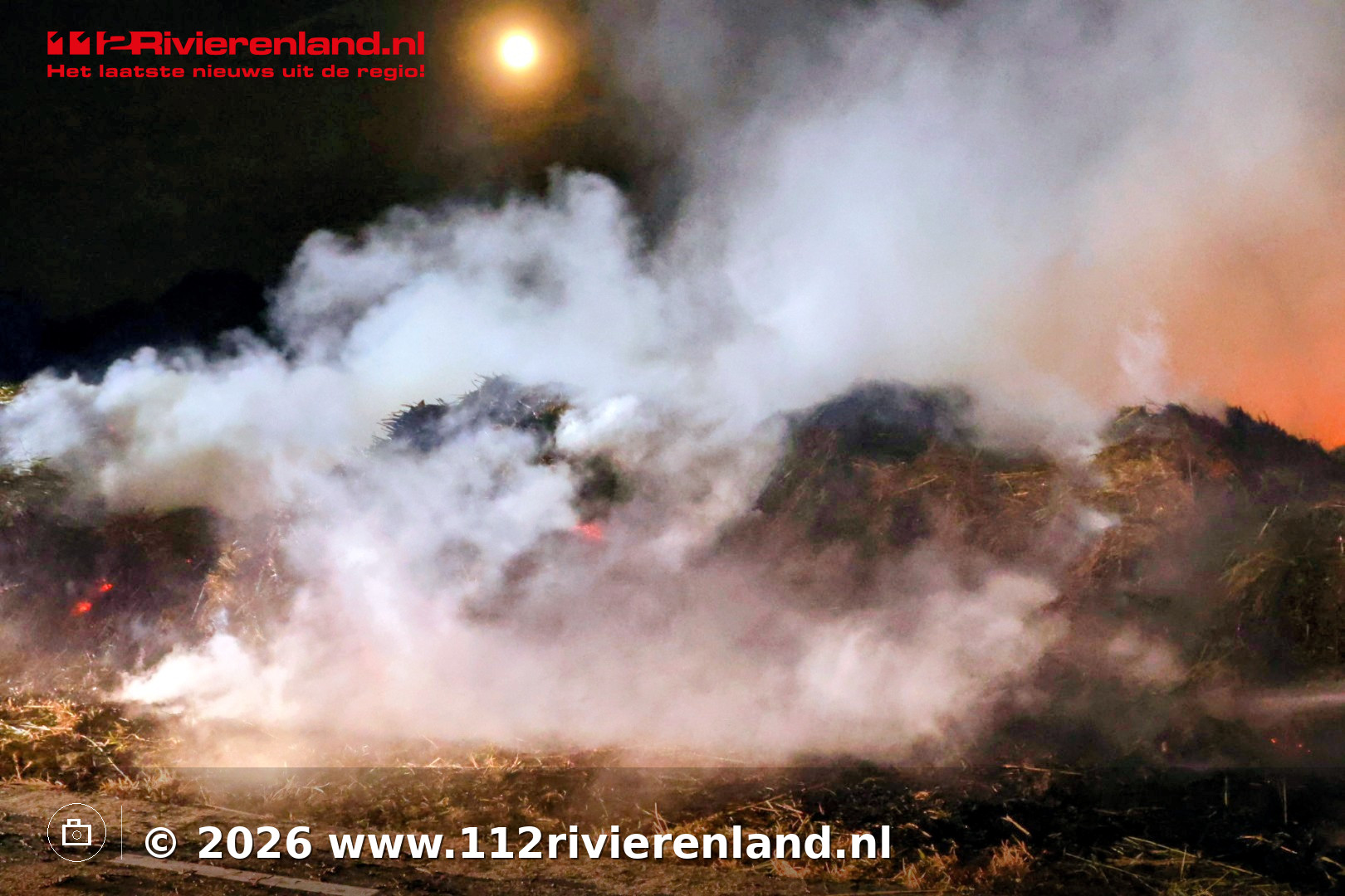 Grote berg riet in brand aan Bommelsestraat
