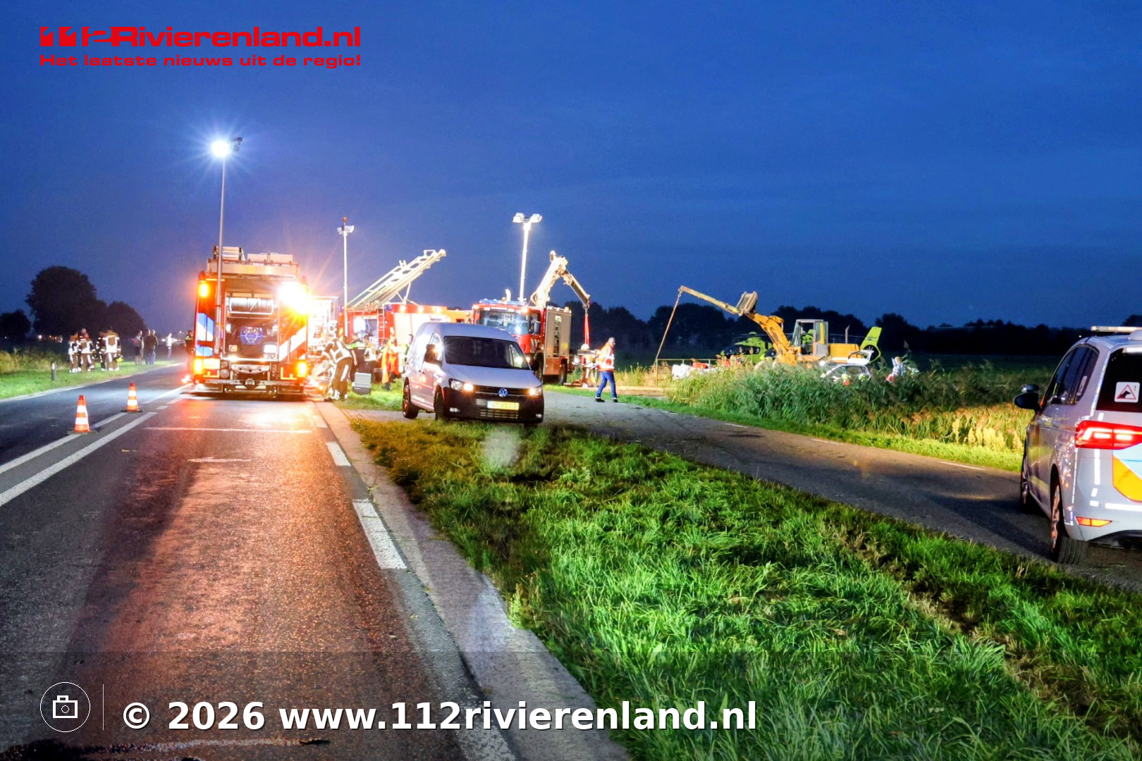 Zeer grote hulpdiensten inzet na ongeval op N830, auto op de kop in sloot