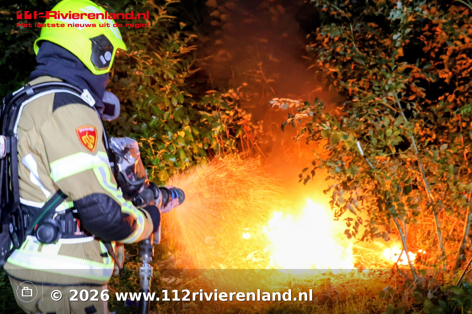 Afval in brand gestoken langs Inundatiekanaal bij Cruyff Court