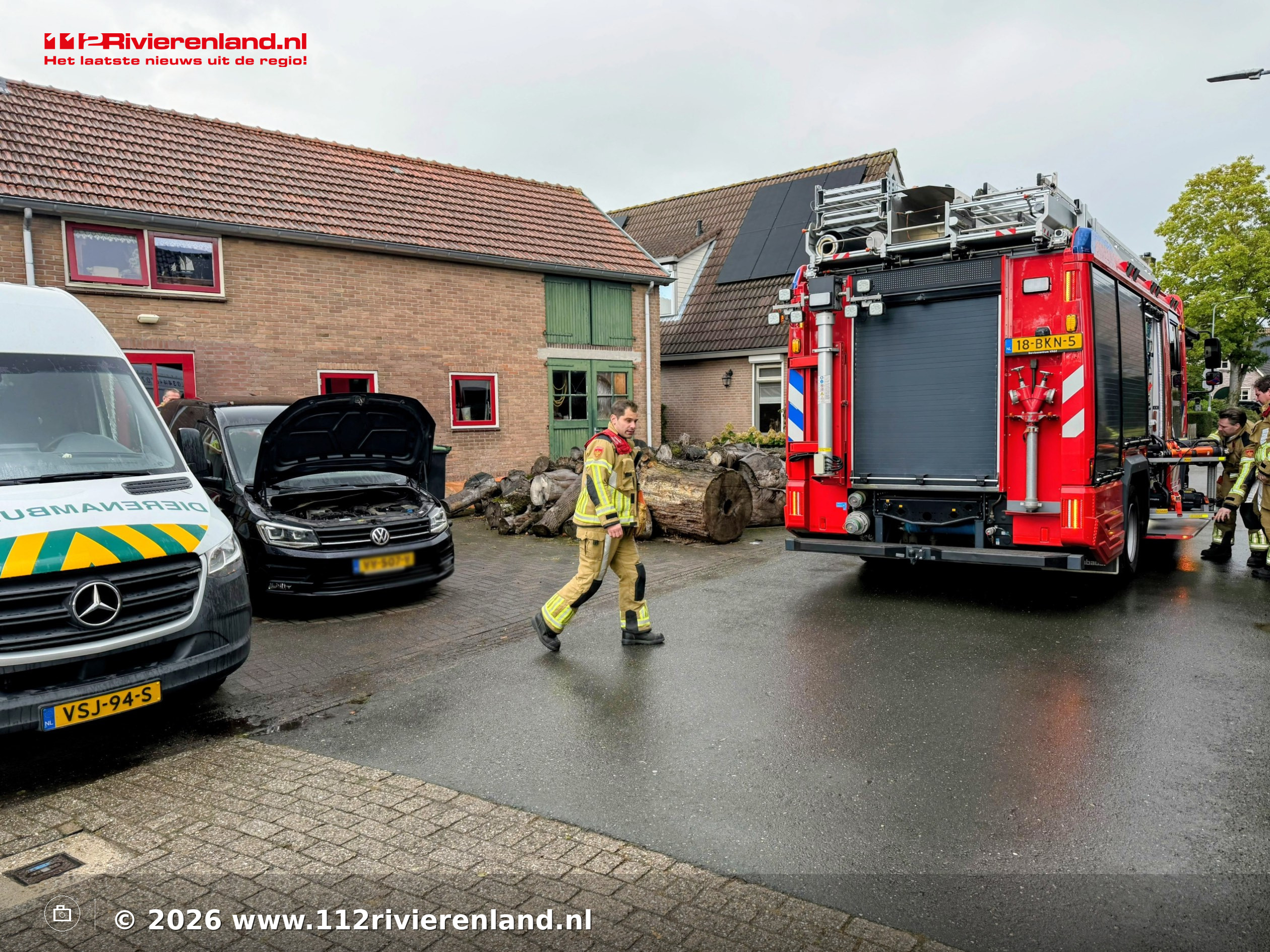 Brandweer bevrijdt kitten onder geparkeerde auto
