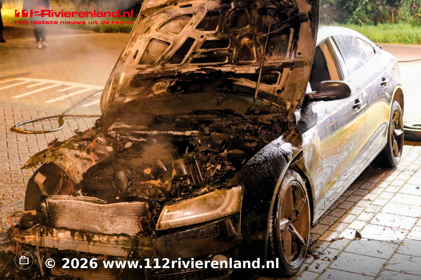 Geparkeerde auto volledig uitgebrand aan Jonge Schutskooilaan