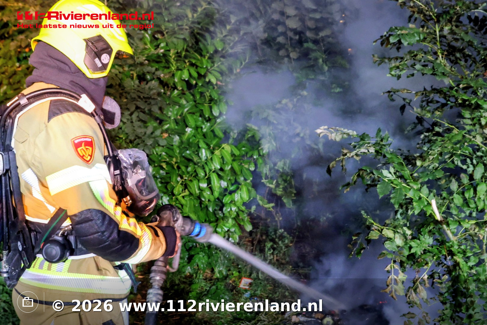 Afval in brand gestoken langs Inundatiekanaal bij Cruyff Court